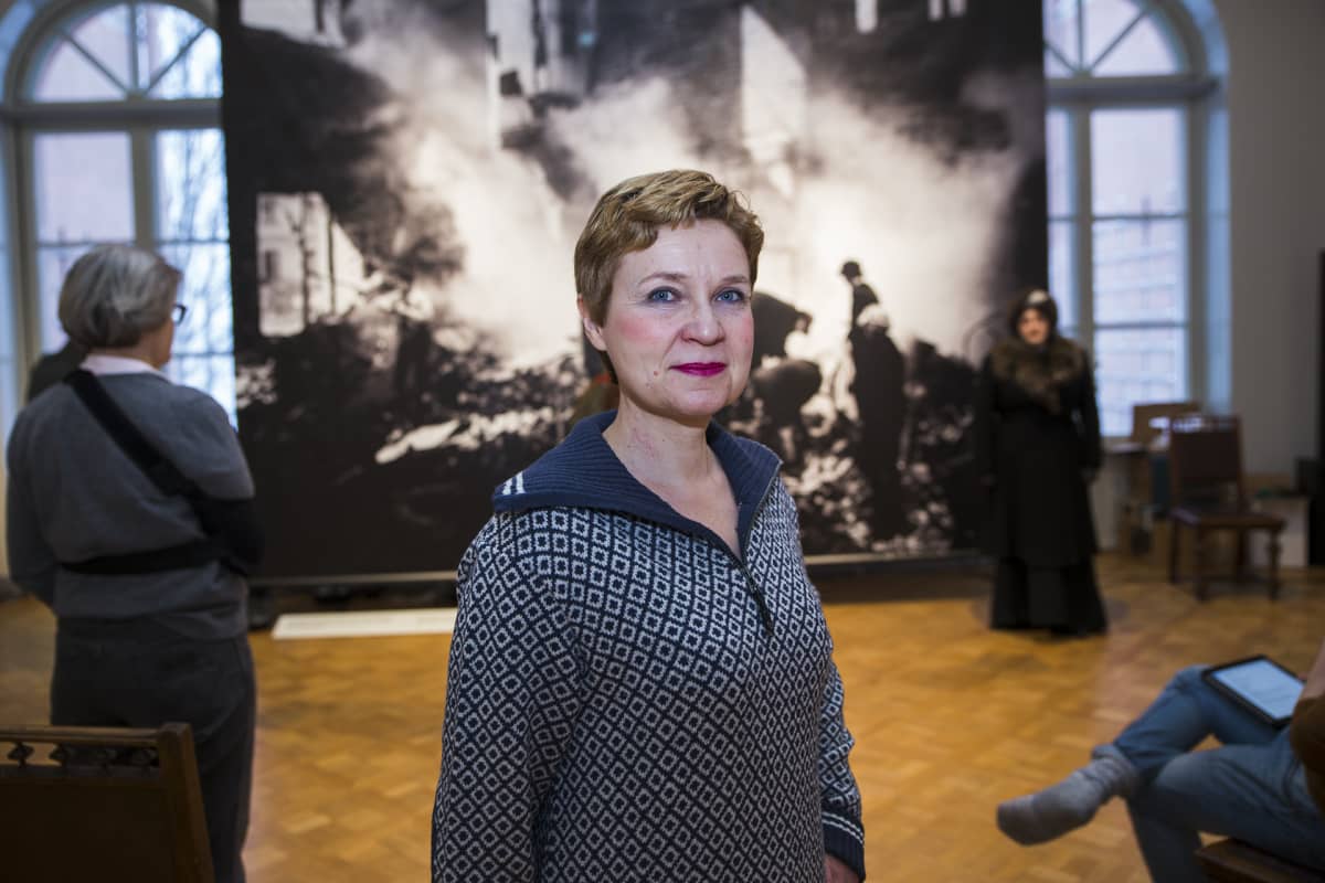 Sirpa Kähkönen on käsikirjoittanut Vihan kevät – Helsinki 1918 -näytelmän.