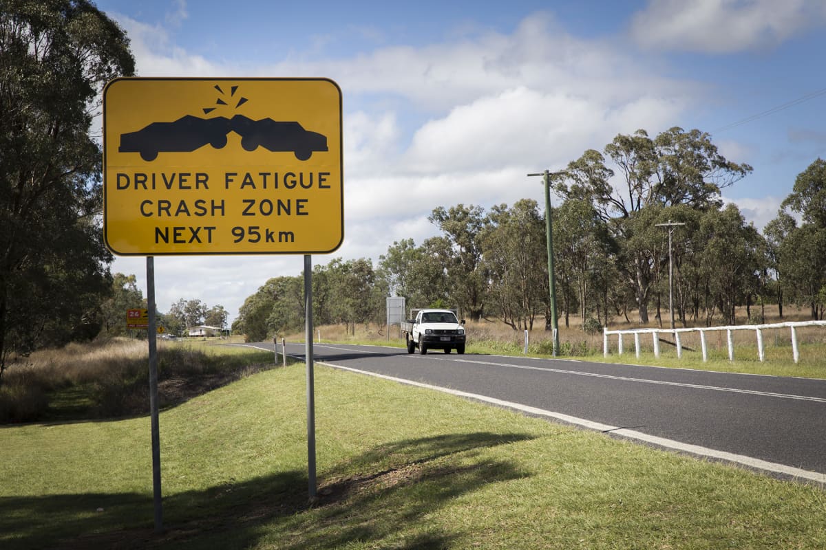 "Driver fatigue crash zone next 95 km" -merkki varoittaa autoilijoita Australiassa Brisbanen Stanthorpen välillä.