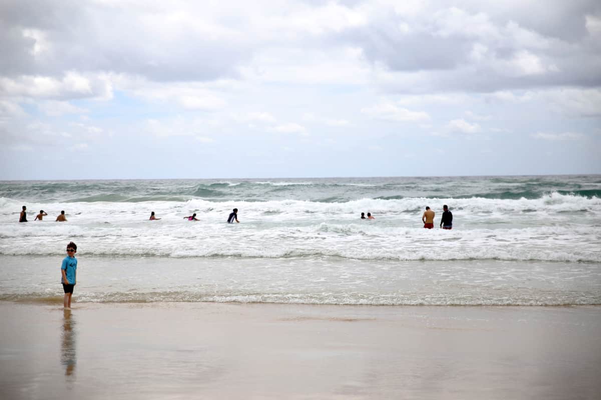 Kuvassa ihmisiä vedessä Australian Gold Coastilla.