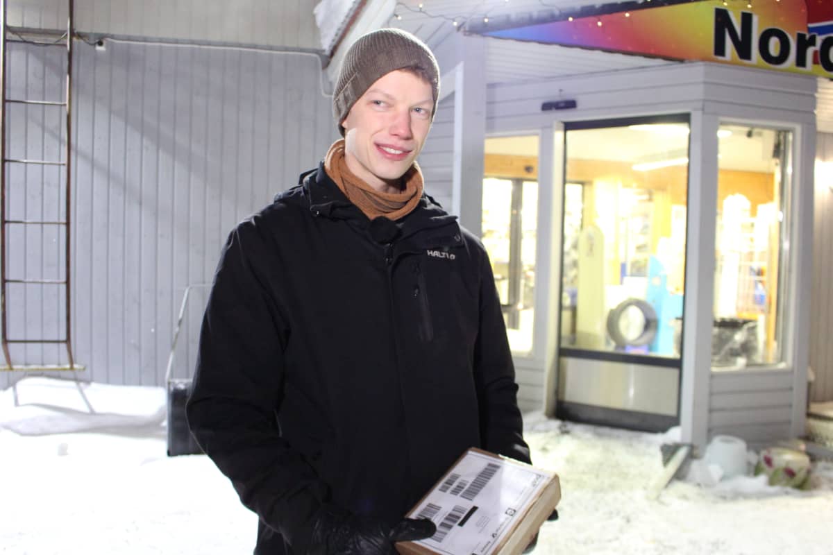 Näätämöläinen Atte Ikkala joutuu tekemään järjestelyitä, jotta voi palauttaa pakettinsa.