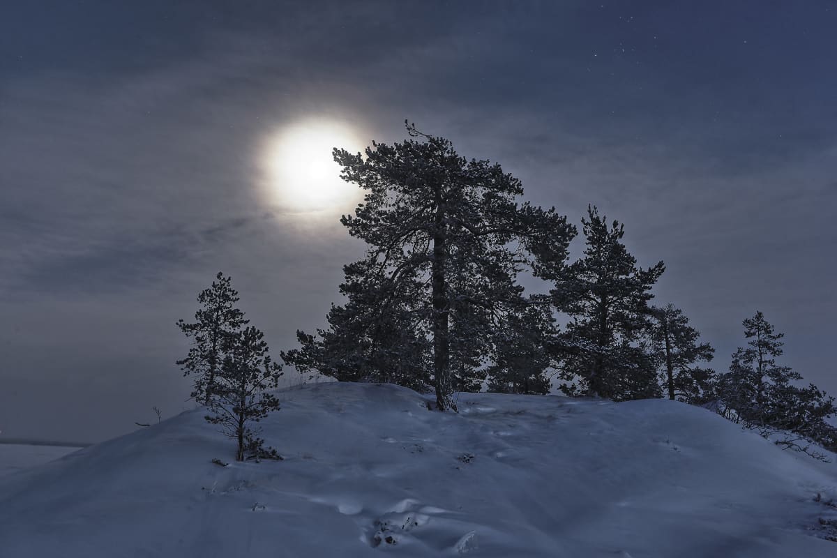 Kuutamo pilvessä.