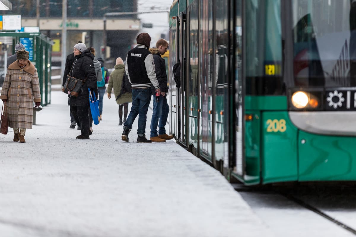 Ihmisiä nousee raitiovaunuun