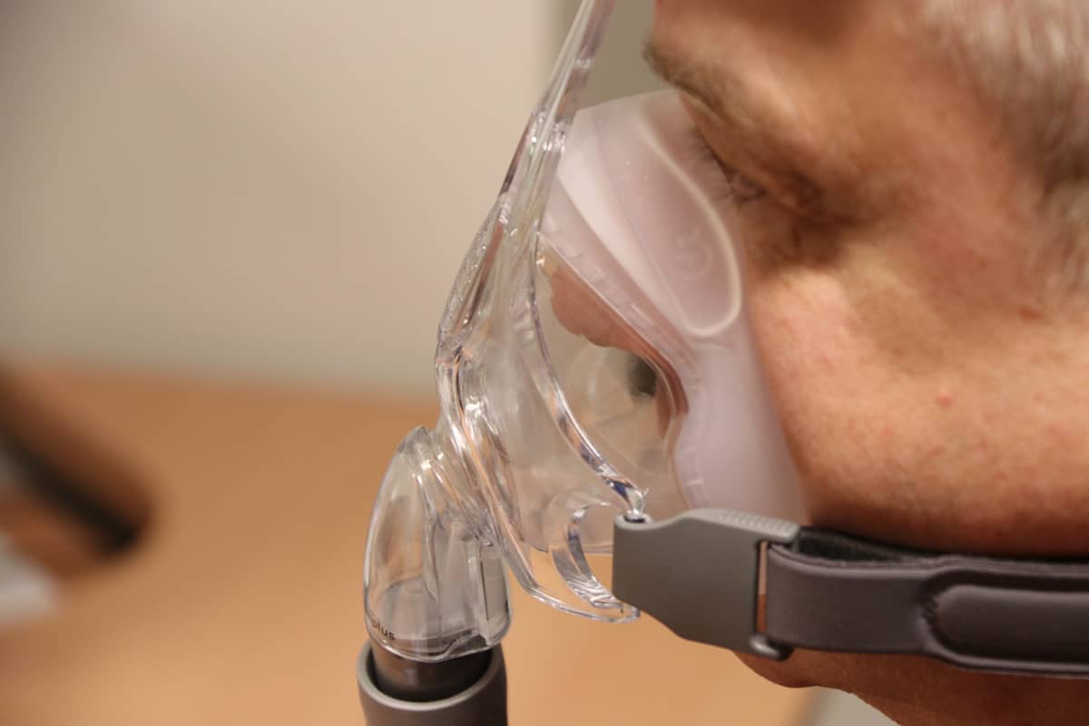 CPAP-laite auttaa hengittämään ylipaineen avulla.