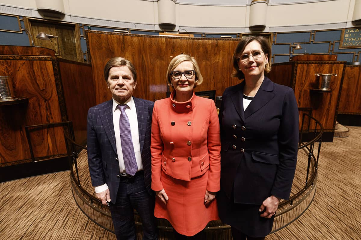 Vastavalittu eduskunnan puhemiehistö, ensimmäinen varapuhemies Mauri Pekkarinen (vas.), eduskunnan puhemies Paula Risikko ja toinen varapuhemies Tuula Haatainen poseeraavat eduskunnan istuntosalissa puhemiesvaalien jälkeen Helsingissä maanantaina 5. helmikuuta