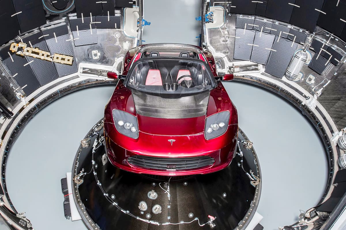 Tesla Roadster Falcon Heavy avaruusaluksessa.