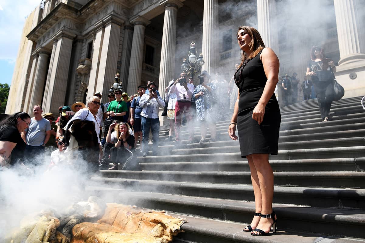 Perinteinen aboriginaalien seremonia parlamentin edustalla Melbournessa marraskuussa 2017, jolloin Lidia Thorpe valittiin ensimmäisenä aboriginaalinaisena Australian parlamenttiin.