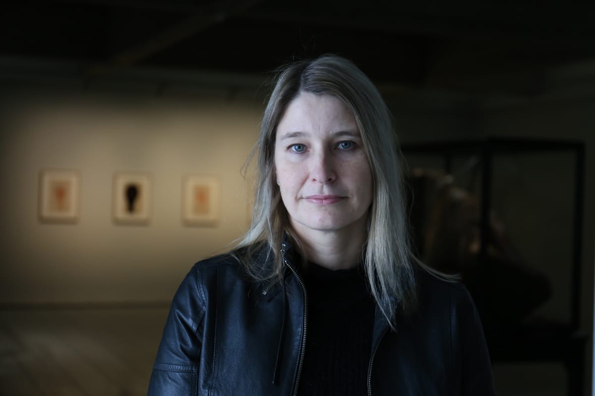 Kokoelmapäällikkö Sarianne Soikkonen toivoo, että katsojat antaisivat teoksille aikaa avautua.