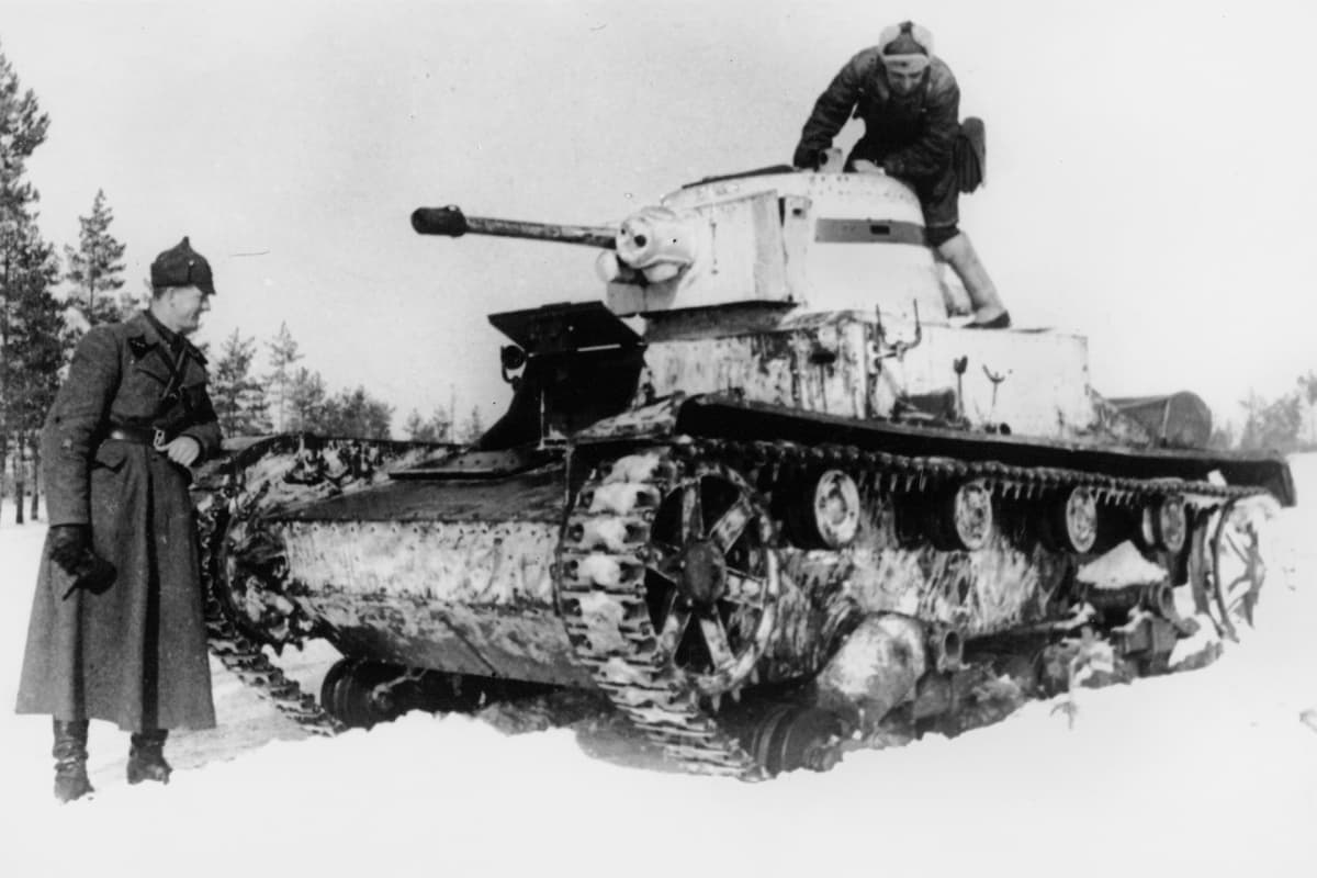 Venäläiset tarkastelevat suomalaisten Vickersiä, Honkaniemi helmikuu 1940.