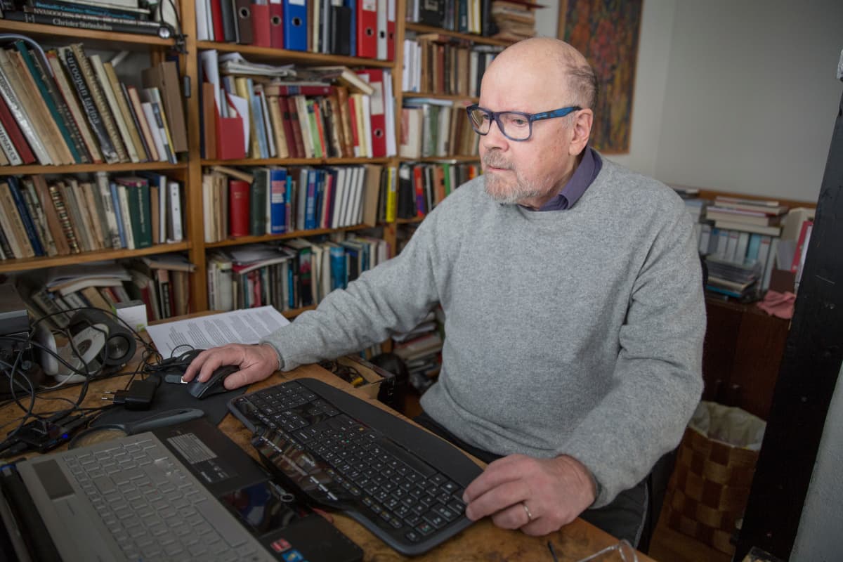 Ohjaaja, kirjailija Jotaarkka Pennasen isoisä Aarne Orjatsalo oli seikkailija, sosialisti ja tunnettu teatterintekijä.