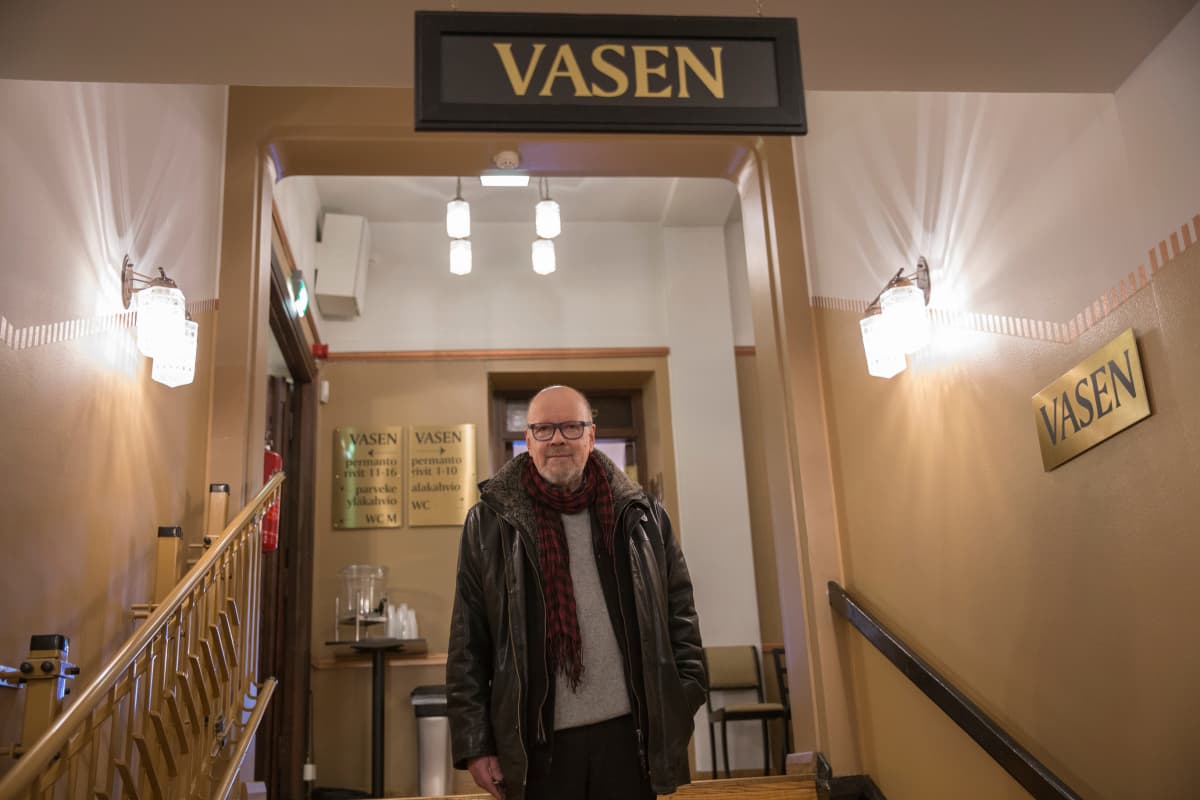 Ohjaaja Jotaarkka Pennanen Tampereen Teatterissa, jota hänen isoisänsä johti ja jossa näytteli useaan otteeseen 1900-luvun alussa.