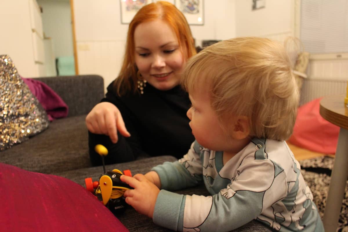 Terhi Harju puhuu pojalleen Kiurelille koltansaamea.