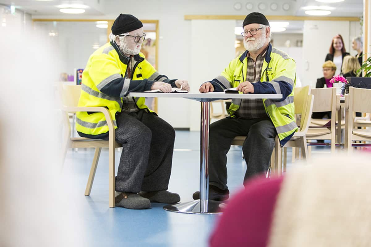 Liisa Hietasen teos "Weijo" on saanut viereensä istumaan oikean Weijon.