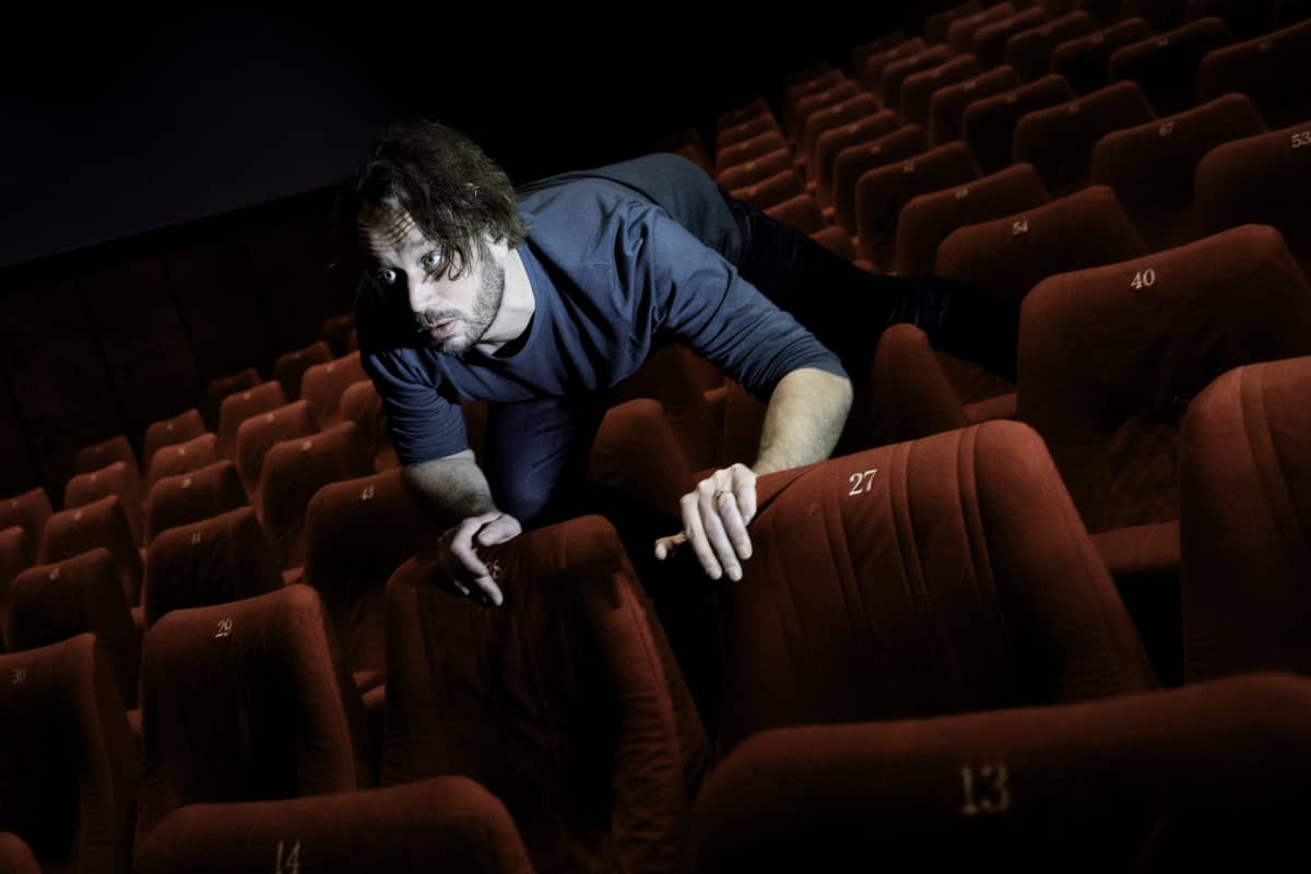 Fyysinen teatteri on rakas taidemuoto Elmer Bäckille.