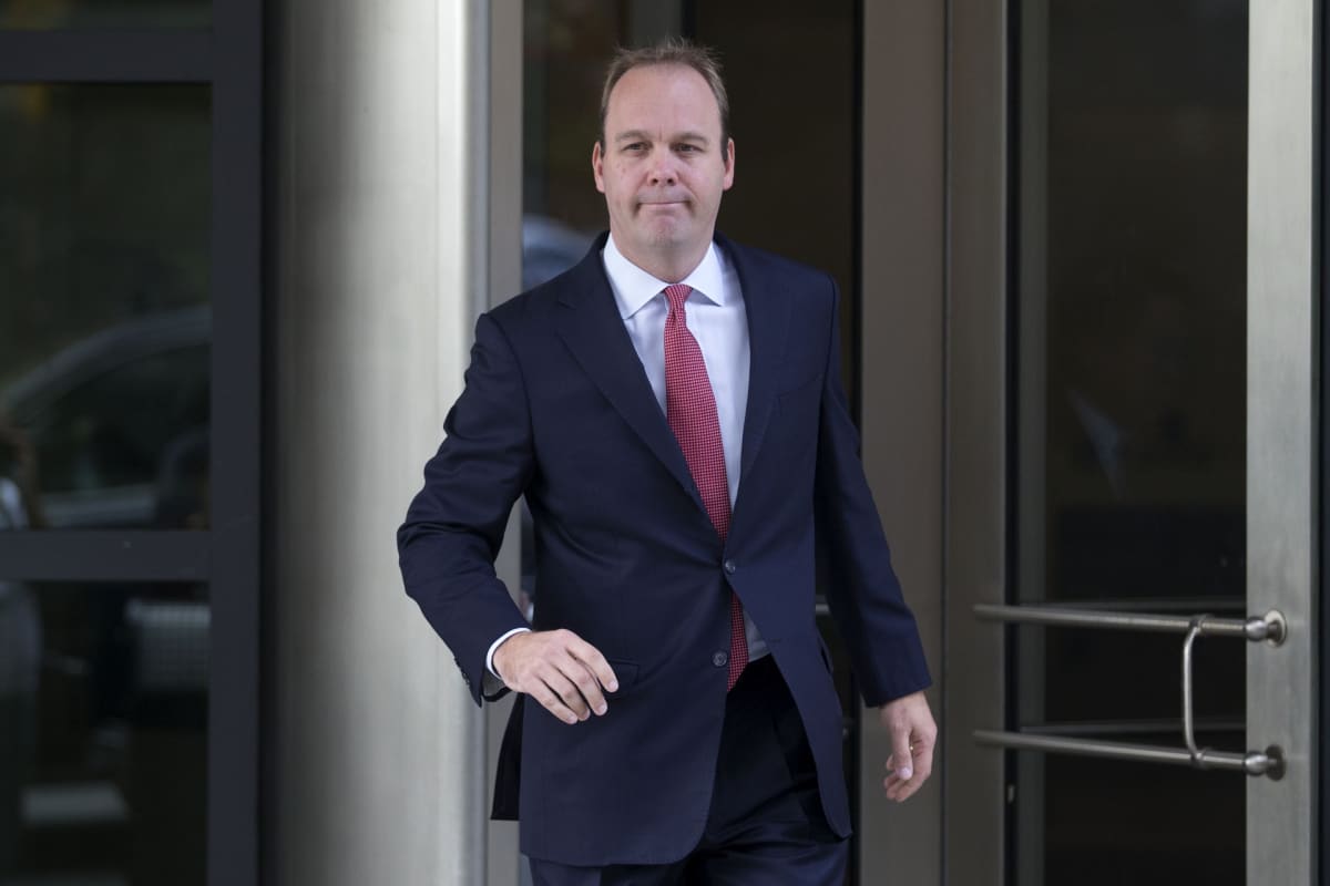 Rick Gates kävelee ulos tuomioistuimen ovista.