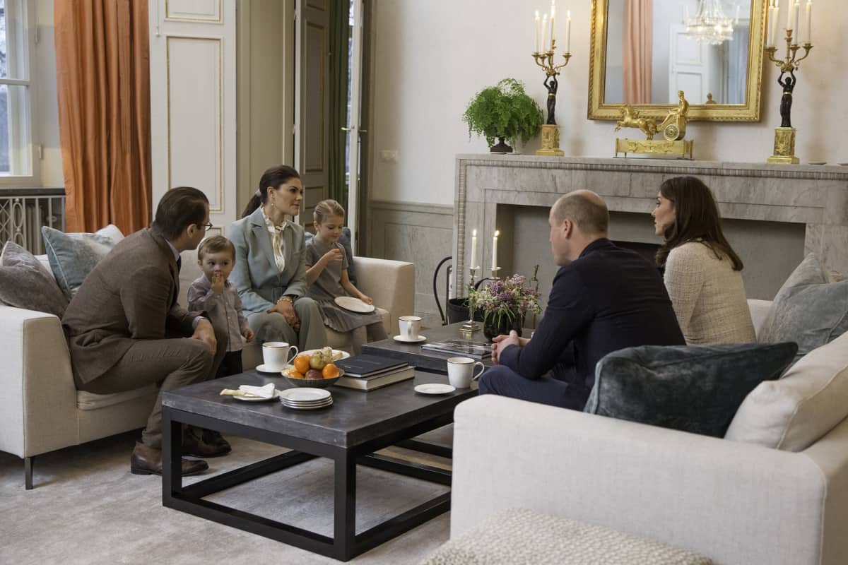 Kruununprinsessa Victoria ja prinssi Daniel sekä lapset prinsessa Estelle ja prinssi Oscar Hagan linnsassa yhdessä Cambridgen herttuan, prinssi Williamin ja herttuatar Catherinen kanssa.