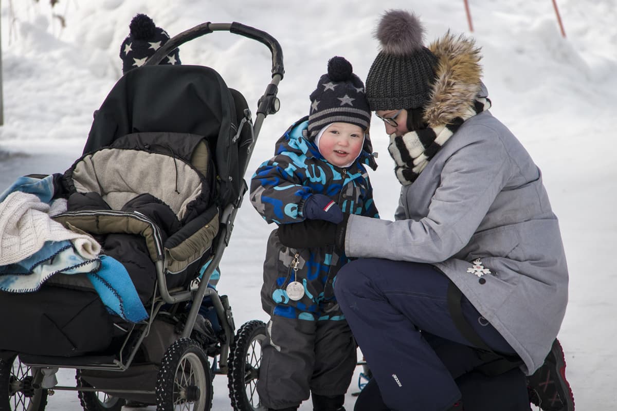 Sanna Juusola poikansa kanssa