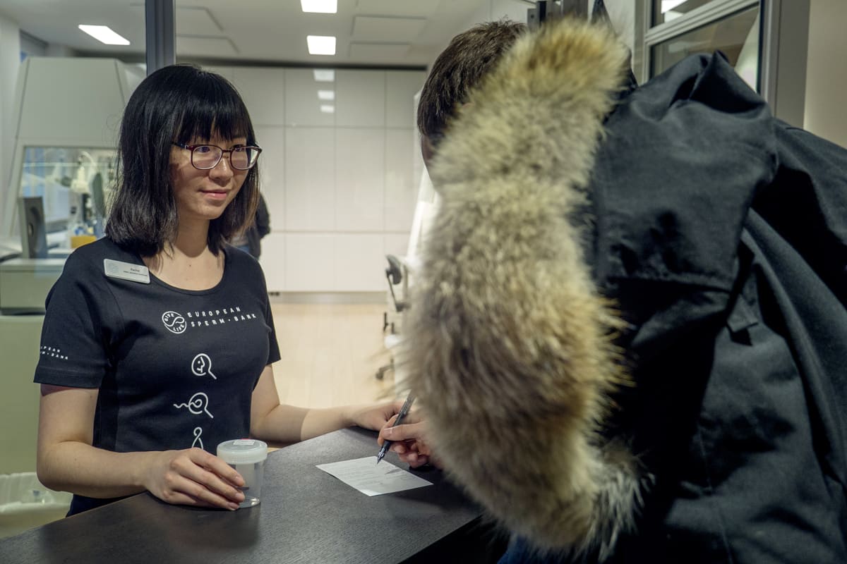 Spermapankin työntekijä Tanskassa.