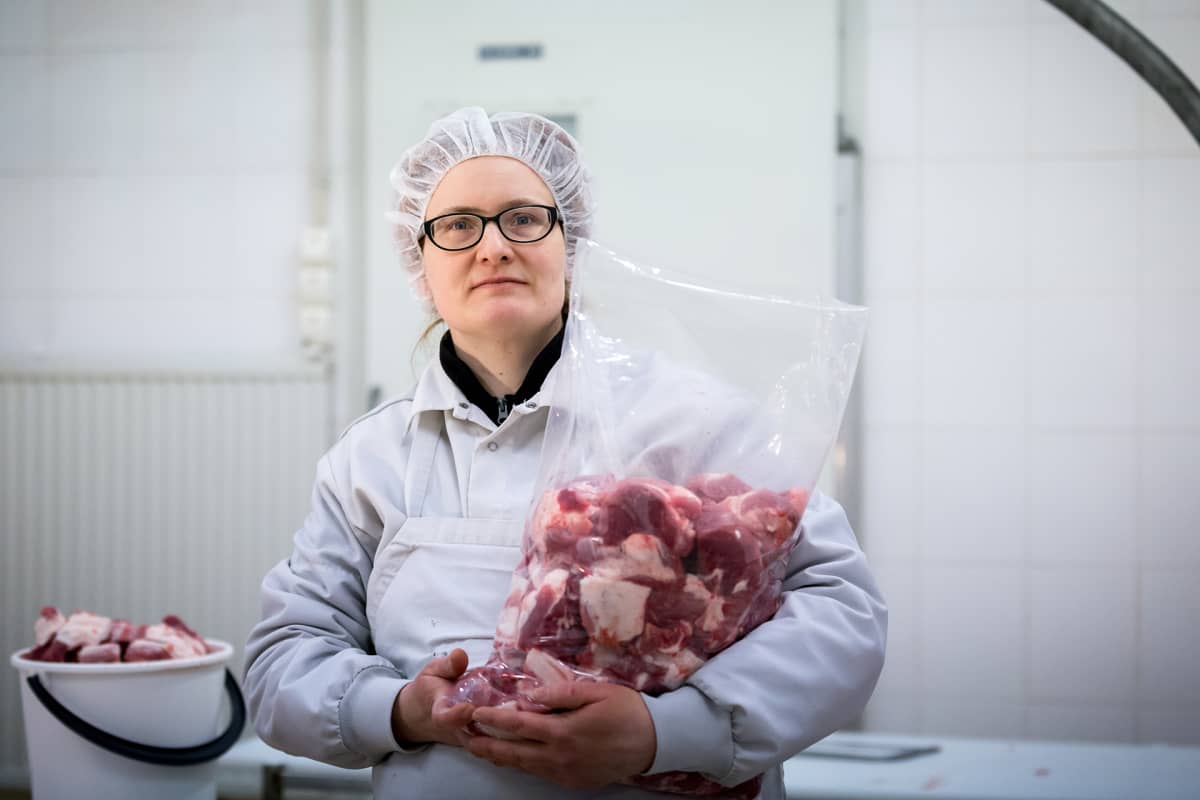 Maatilayrittäjä Reetta Kivi lihanleikkuutiloissa, Sikala-tilateurastamo Kiven Säästöpossu, Karkkila, 14.2.2018.