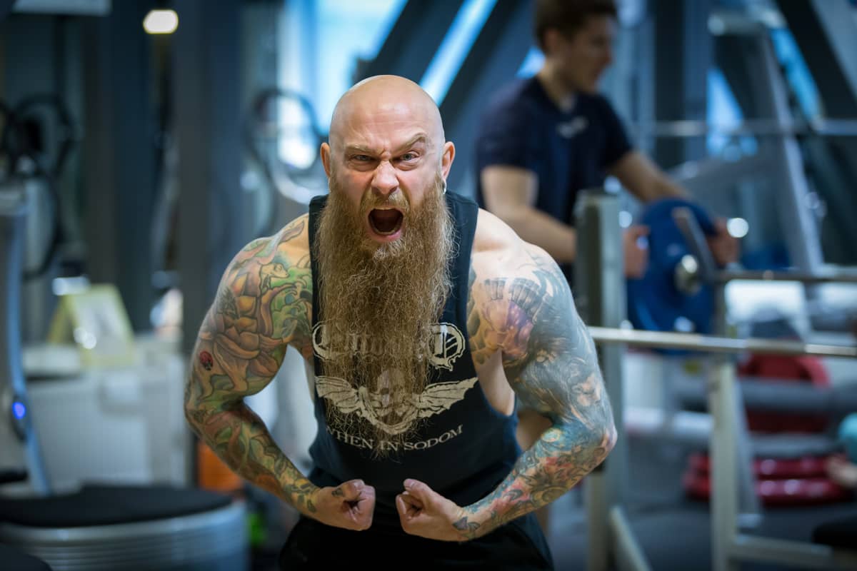 Lahtelaisen The Clinic -tatuointiliikkeen omistaja, lävistäjä ja kuntosalitreenaaja Teemu Almén, Kuntosali Fressi, Lahti, 12.2.2018.