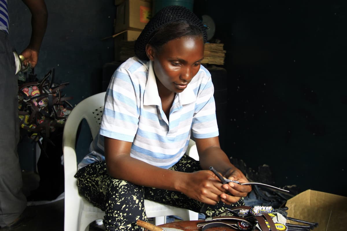 Kongolainen 25-vuotias Esther valmisti sandaaleja Ugandan pääkaupunki Kampalassa. Myös kaupungeissa on paljon pakolaisi