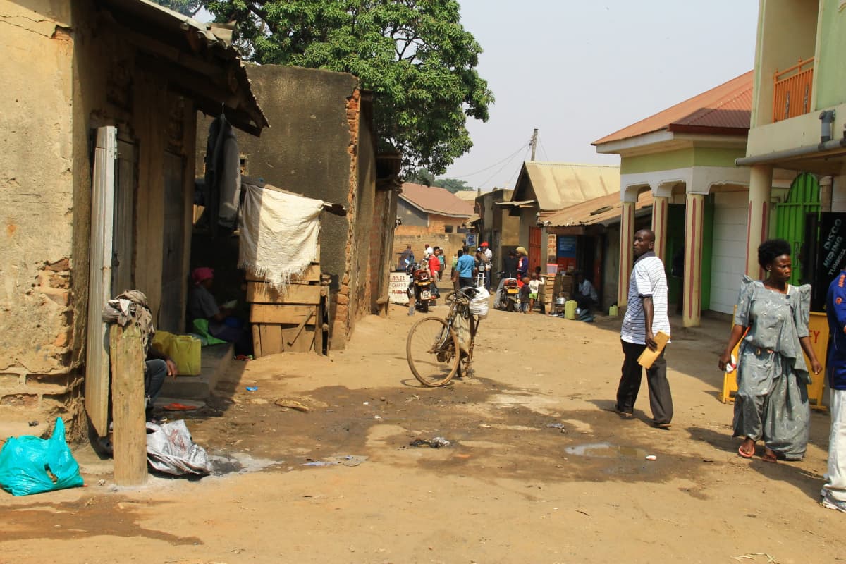 Moni, etenkin korkeammin koulutettu pakolainen asuu pääkaupunki Kampalassa, usein slummialueilla. Vaikka he pakolaispolitiikan mukaan saavat tehdä töitä, Ugandassa työttömyysluvut ovat korkeat, ja moni palkkaa mieluummin Ugandalaisen kuin pakolaisen.