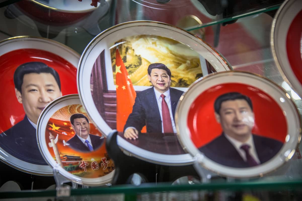 Kiinan presidentin kasvokuvilla koristettuja lautasia.