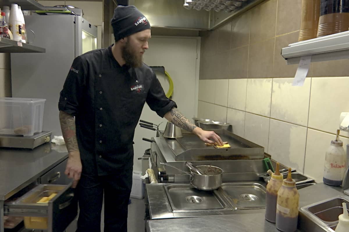 Tommi Kumpulainen on Kauppuri 5:n keittiömestari.