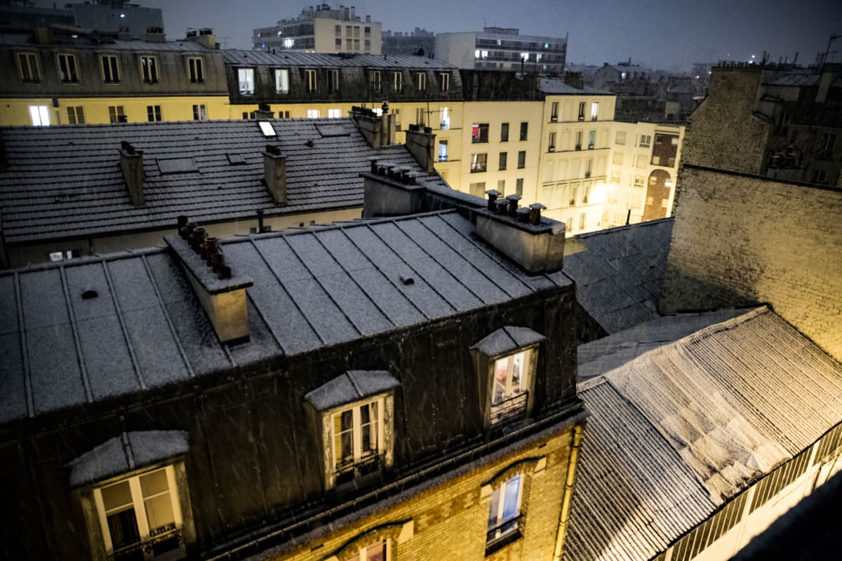 Pariisin talojen talvisia kattoja.