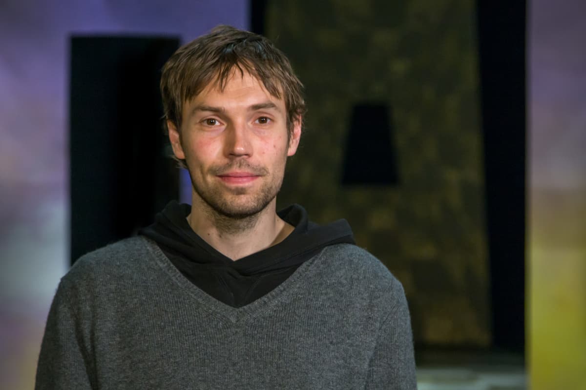 – Julia on se, joka tekee aloitteen ja on aktiivinen toimija. Julia on täysin perheensä päätäntävallan alla ja tekee lopulta todella isoja ratkaisuja saadakseen olla oman itsensä emäntä, sanoo Julian & Romeon ohjaaja Jussi Nikkilä.