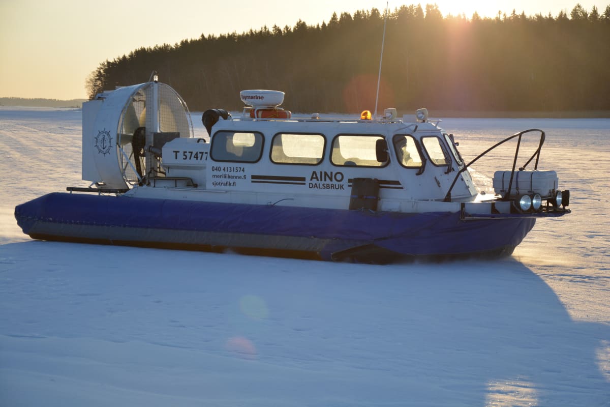 Ilmatyynyalus Taalintehtaan rannassa.