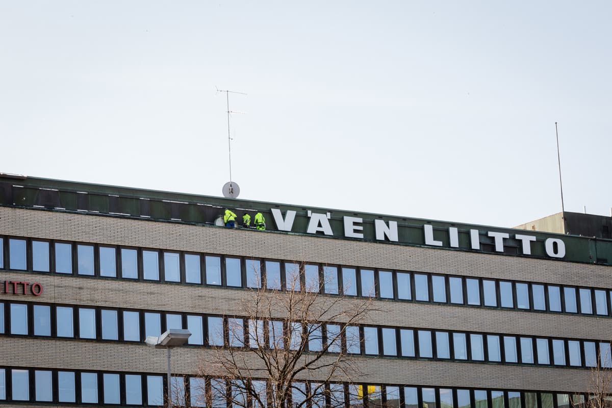 Metallityöväenliiton kylttiä irroitetaan Hakaniementie 1:n katolla