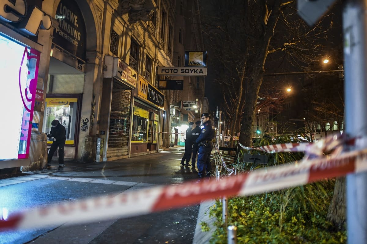 Poliiseja vartiossa ja tekemässä tutkimuksia Wienissä.