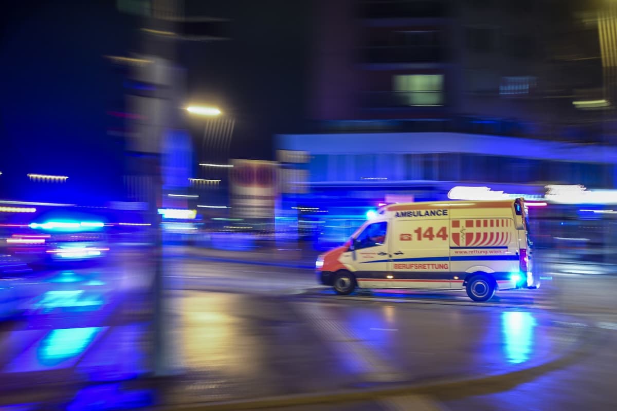 Hälytysajossa oleva ambulanssi Wienissä hyökkäysten jälkeen.
