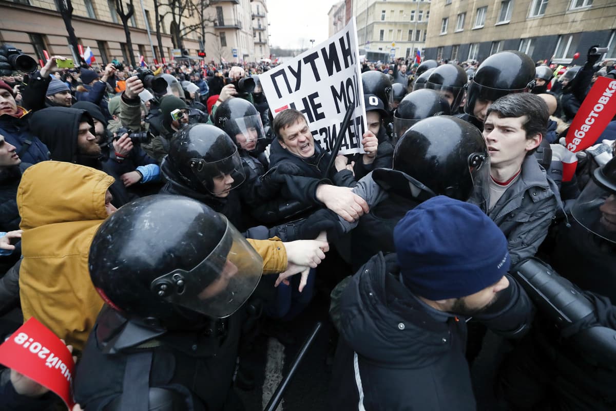 Poliisi on hajottanut oppositiojohtaja Aleksei Navalnyin kannattajien mielenosoituksia. Kuva on luvattomasta mielenosoituksesta Pietarista tammikuulta.