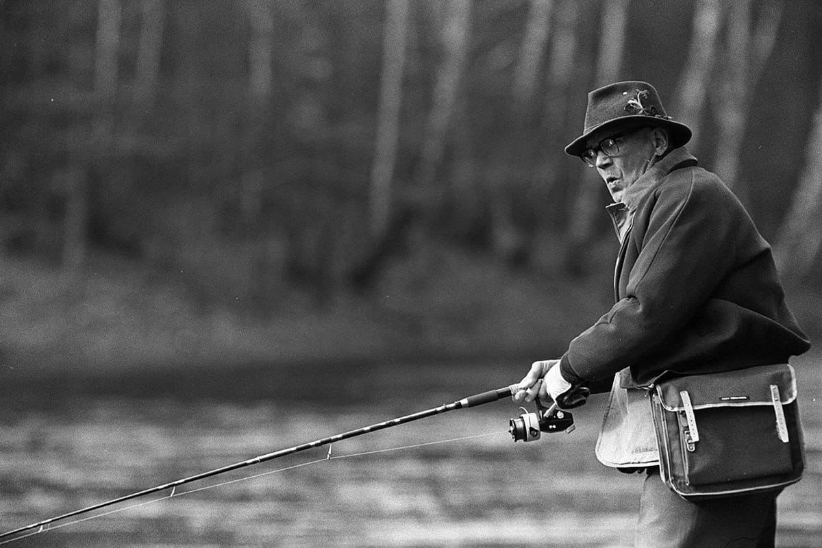 Presidentti Urho Kekkonen yksityisellä vierailulla Ruotsissa. Kalastusta Mörrum-joella Blekingessä, Urho Kekkonen kelaa virveliä.