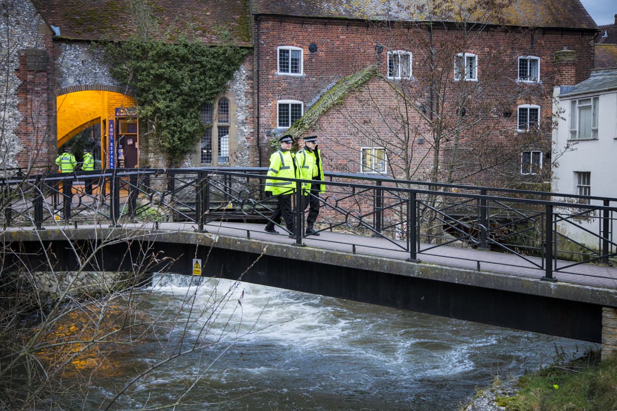 kaksi poliisia kävelee sillan yli