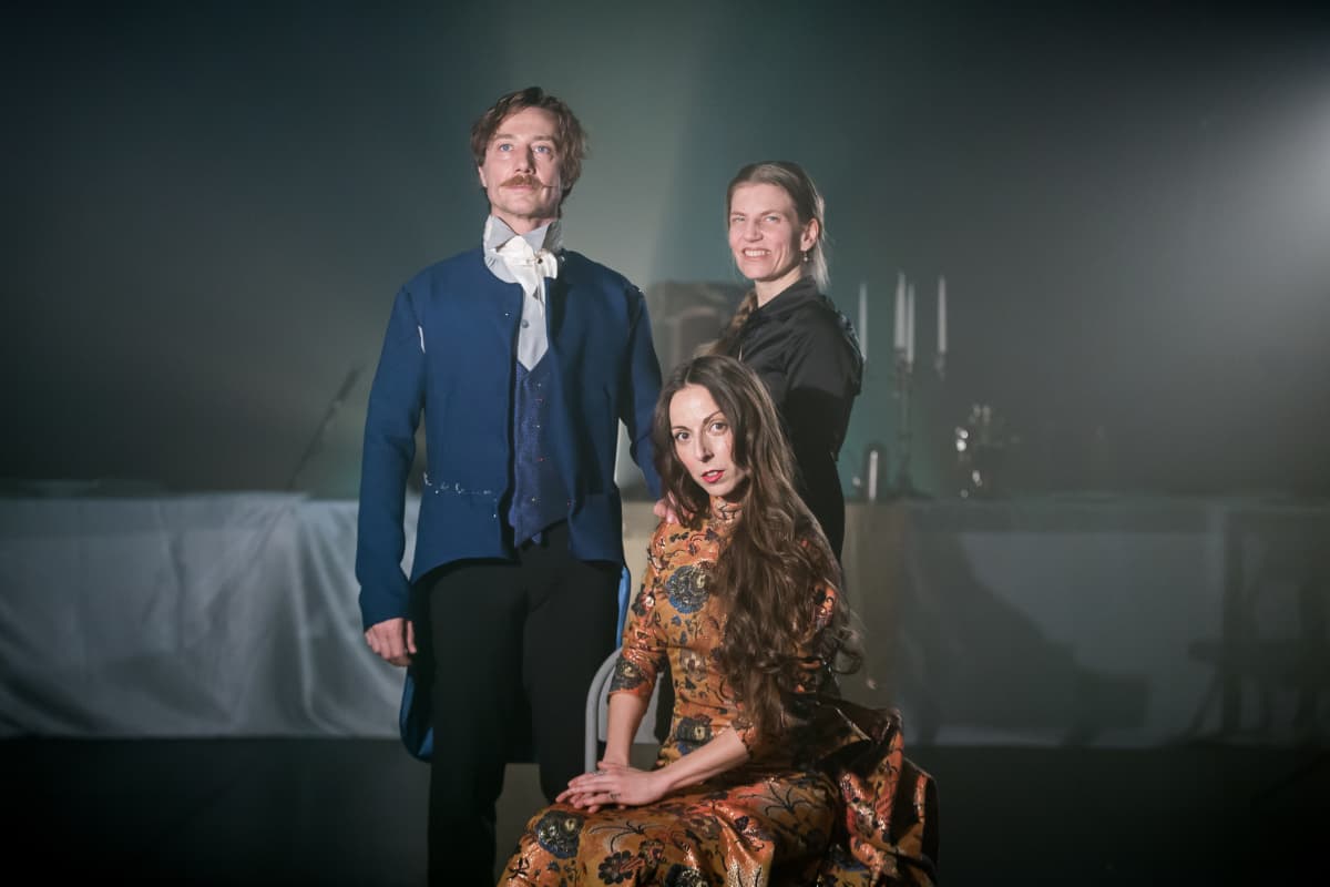 Koreografi Kaari Martinin (oik.) mielestä romaanin Anna Karenina on loppua kohden kaikkea muuta kuin romanttisia tunteita herättävä. – Kaikki se, miten Anna toimii ja miten hän petaa itselleen tuhoa, on ärsyttävää. Hänhän on lopussa ihan sekoboltsi, Martin sanoo. Annana tanssii Mariana Collado ja Vronskina Carlos Chamorro.