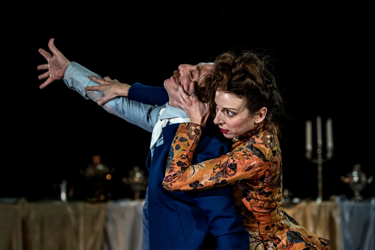Vronskilla (Carlos Chamorro) ja Anna Kareninalla (Mariana Collado) on sama sisäinen tyhjyys, jota he yrittävät täyttää rakkaudella. Rakkaus kääntyy molemmilla itsetuhoon.