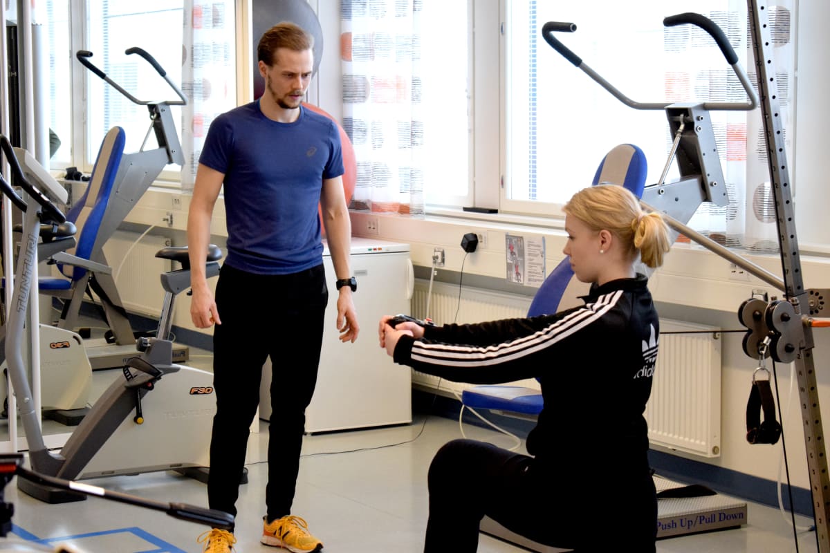 Fysioterapeutti Jaakko Lähde ohjaa asiakasta.