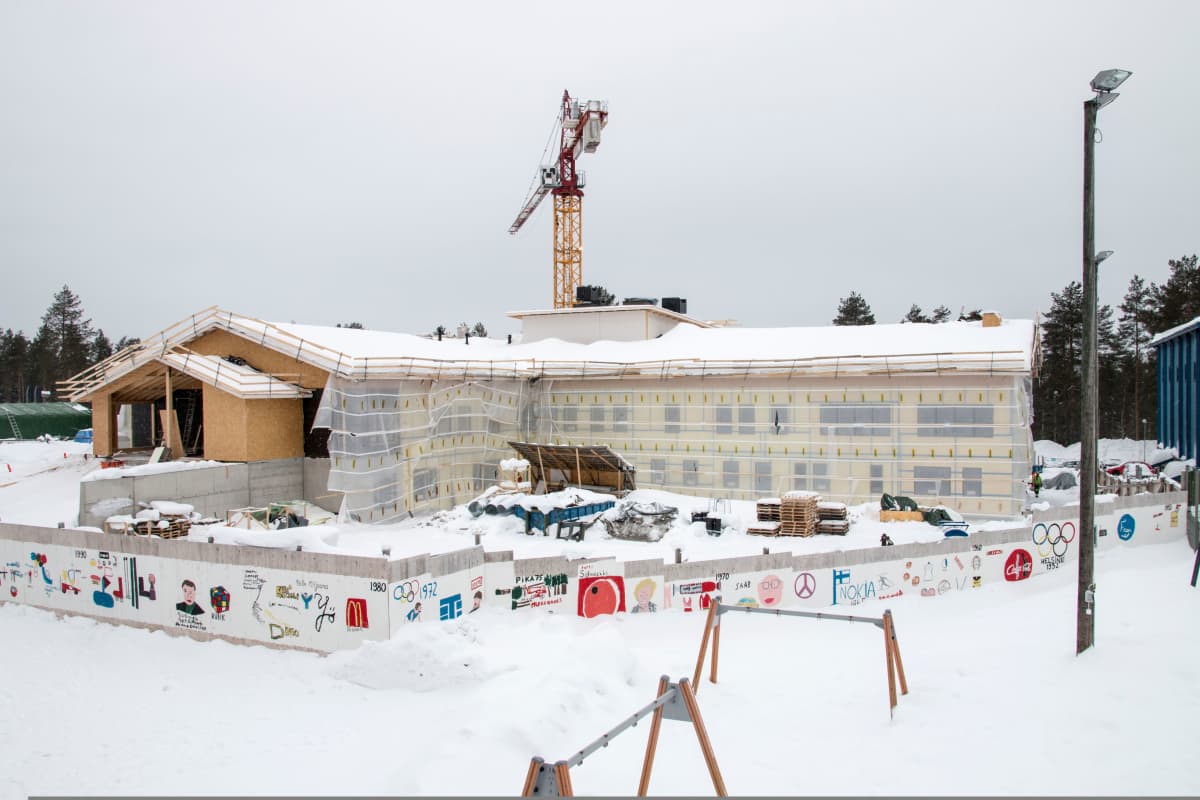 Uusi koulu- ja päiväkotirakennus valmistuu heinäkuussa liikuntahallin viereen.