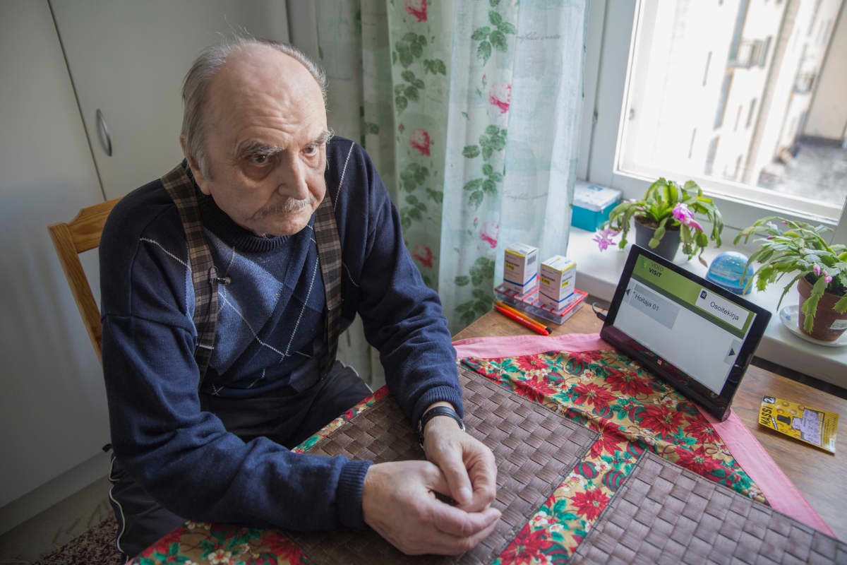 Mauri Kesäniemi käyttää Helsingin kotihoidon virtuaalipalveluita.
