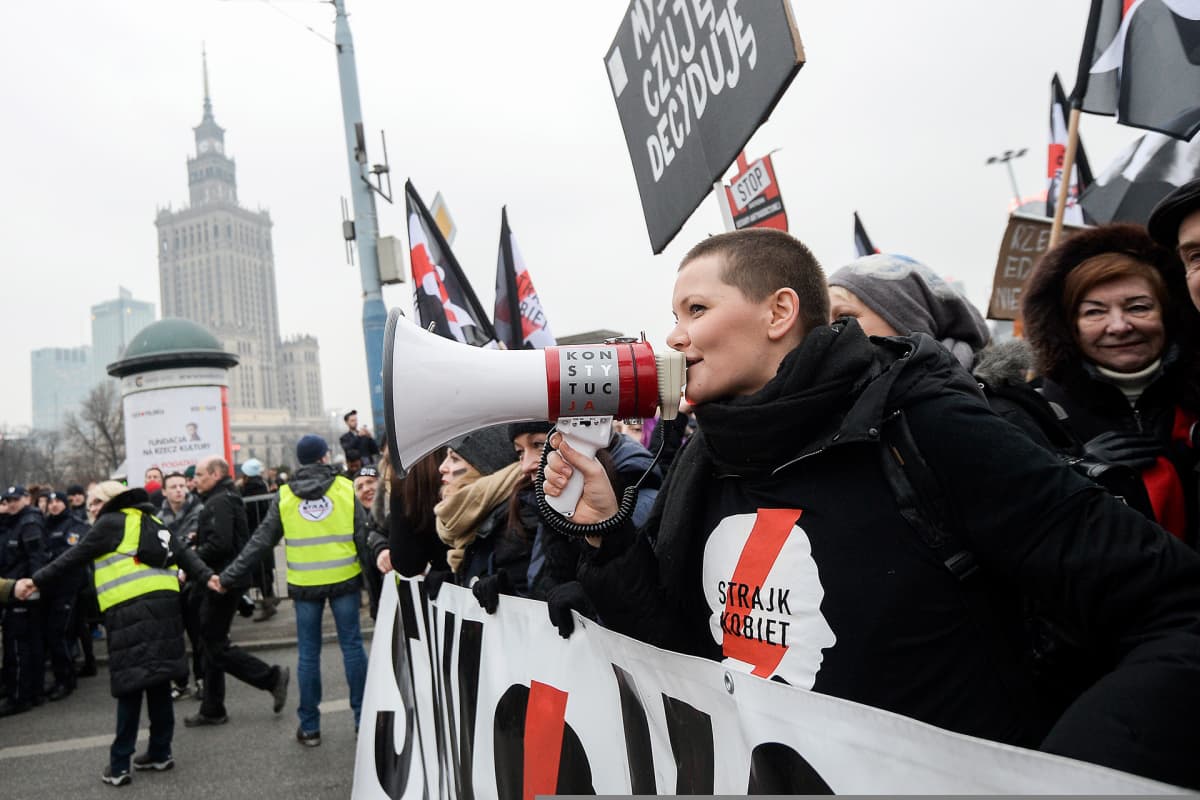 Black Friday -mielenilmaus järjestettiin Varsovassa naisten aborttioikeuden tiukennuksia vastaan 22. maaliskuuta.