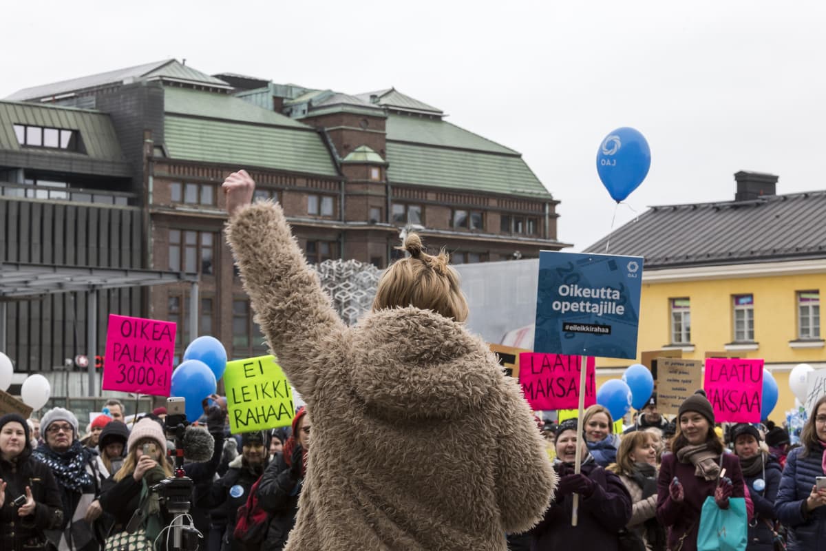Lastentarhanopettajien mielenosoitus.