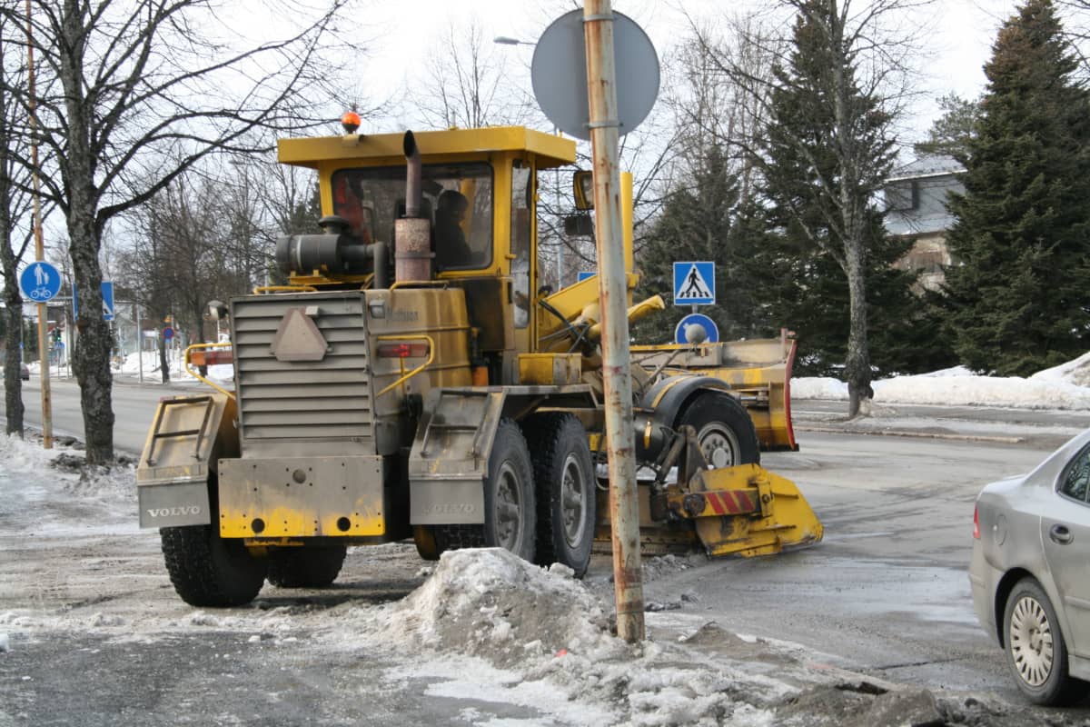 Katujen kunnossapitoa keskellä kaupunkia Seinäjoella.