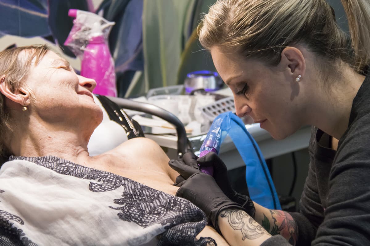 Alexia Cassar tatuoi asiakastaan.