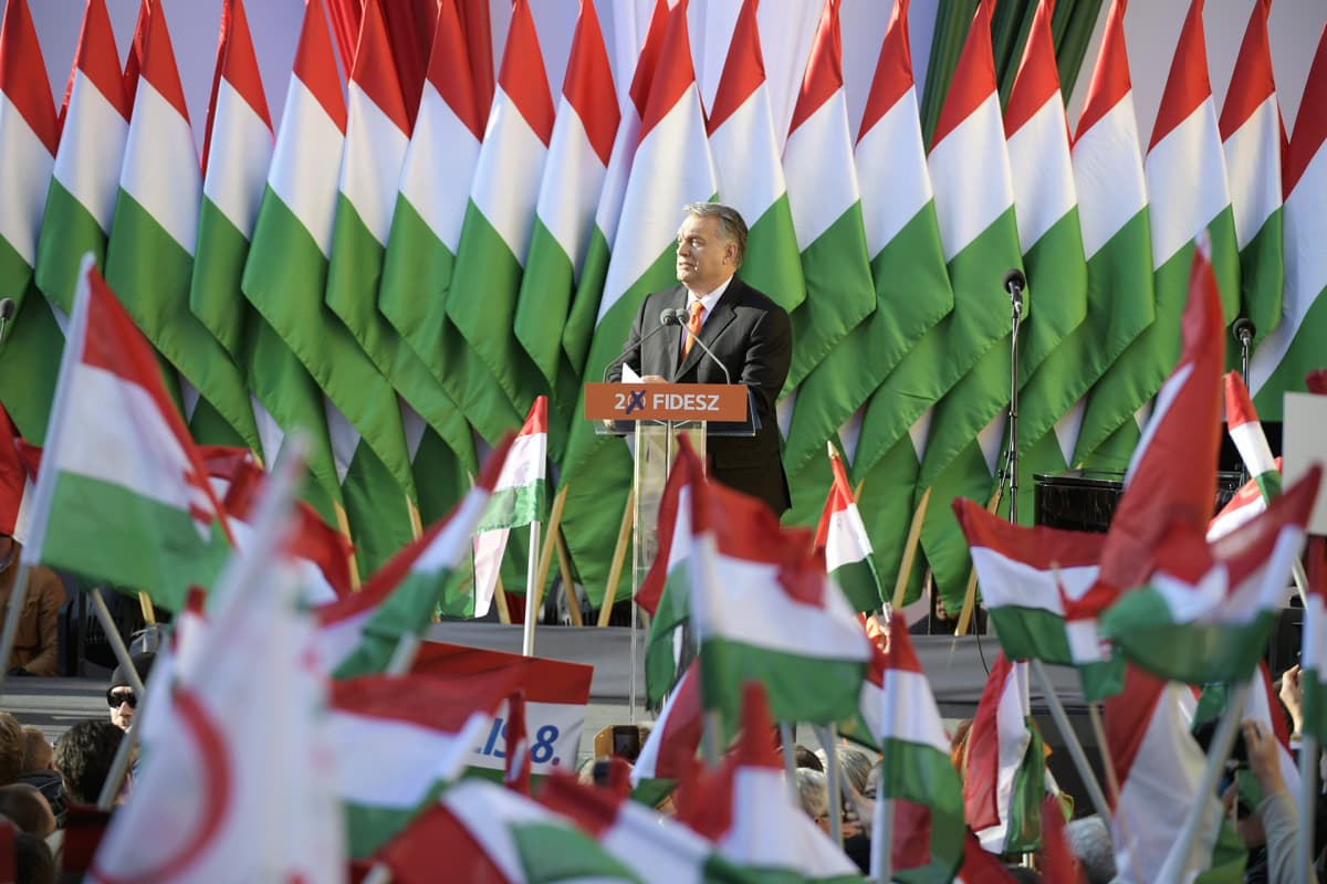 Viktor Orbán puhuu kannattajilleen.