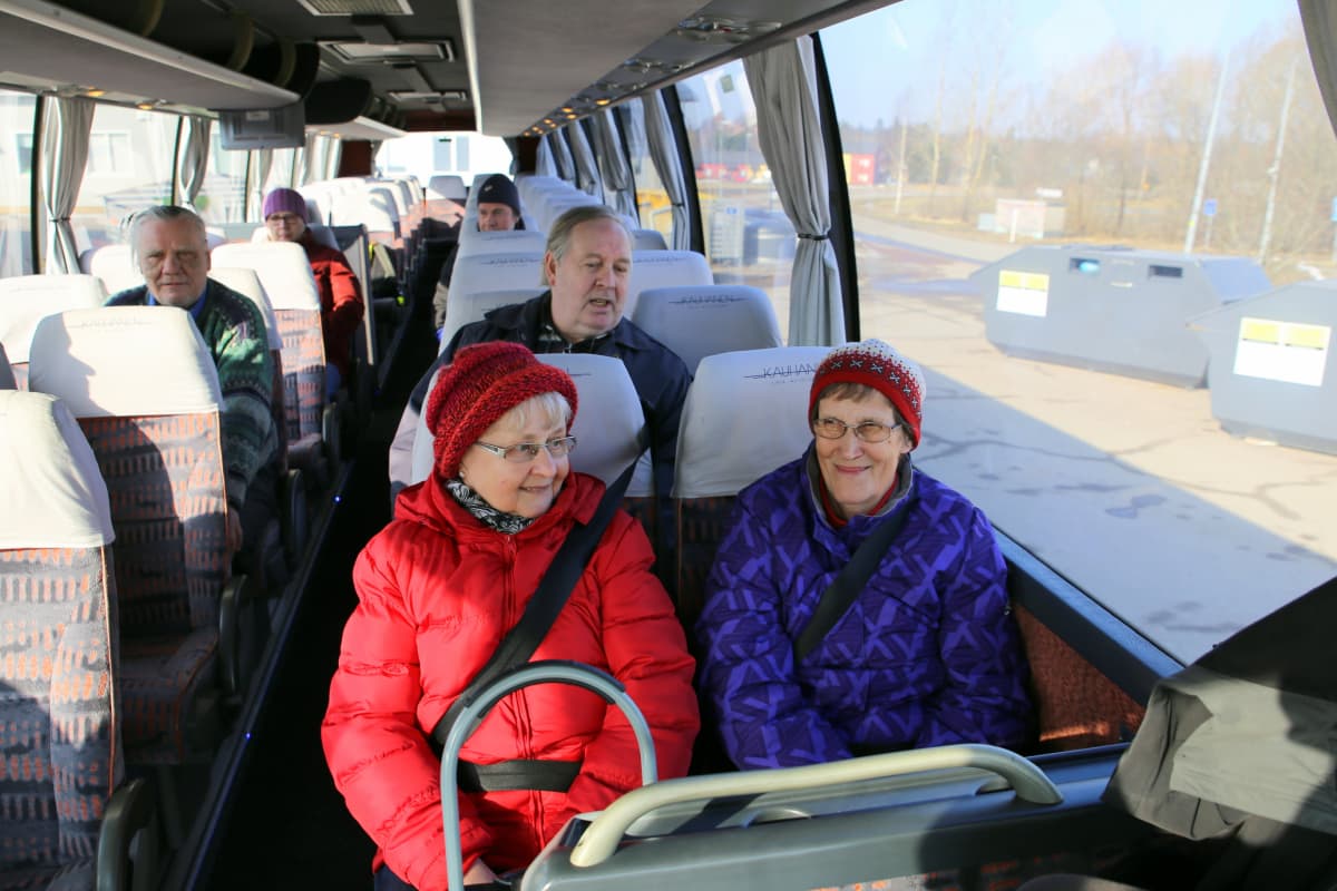Irmeli Ojaniemi ja Anni Tolonen matkaavat ensimmäisellä ilmaisbussilla Siuntiosta Kirkkonummelle.