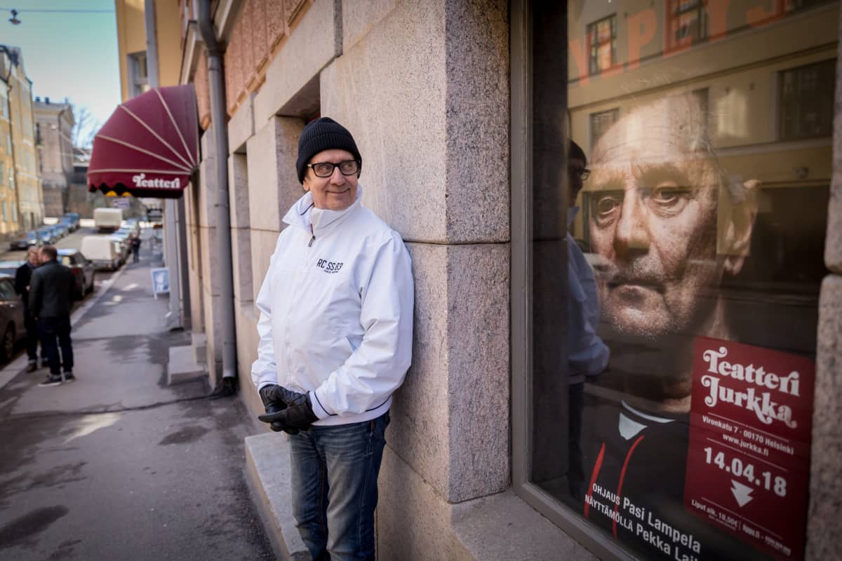Pekka Laiho Teatteri Jurkan edessä huhtikuussa 2018.