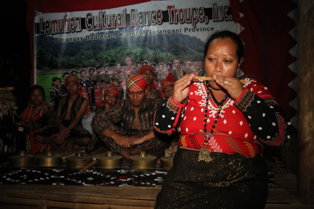 Lyn Lambago soittaa kumbingia