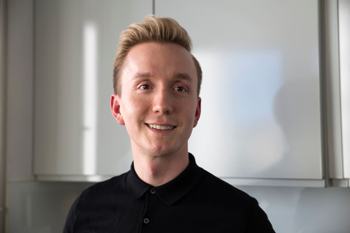Air bnb vuokraaja Harri Nieminen asunnossaan